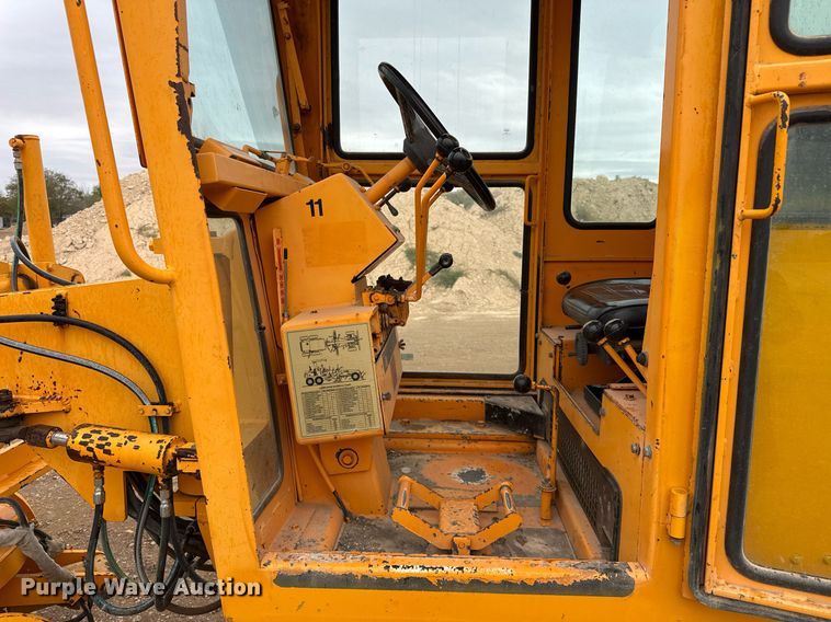 image for item EJ3320 2002 LeeBoy 685 motor grader