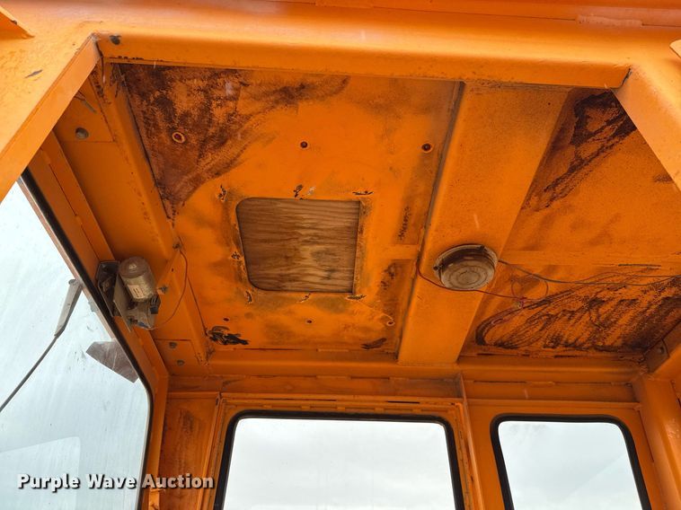 image for item EJ3320 2002 LeeBoy 685 motor grader