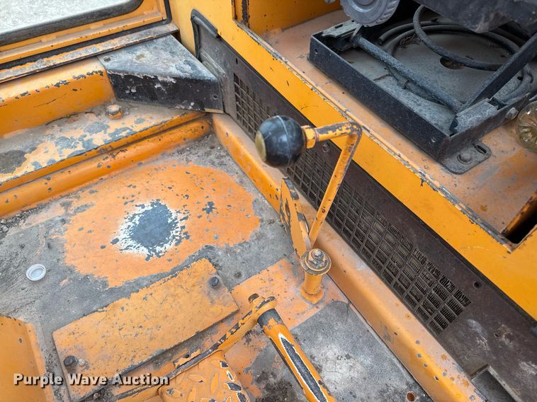 image for item EJ3320 2002 LeeBoy 685 motor grader