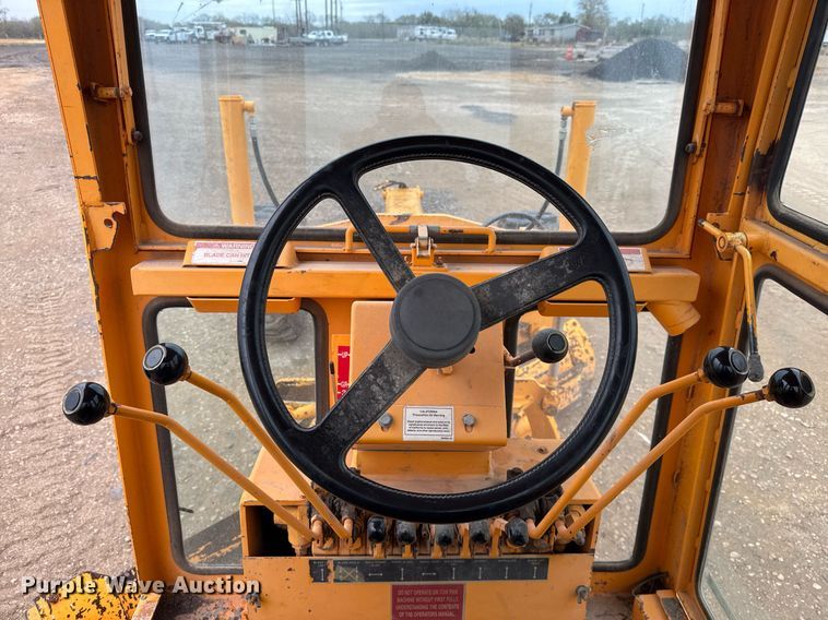 image for item EJ3320 2002 LeeBoy 685 motor grader