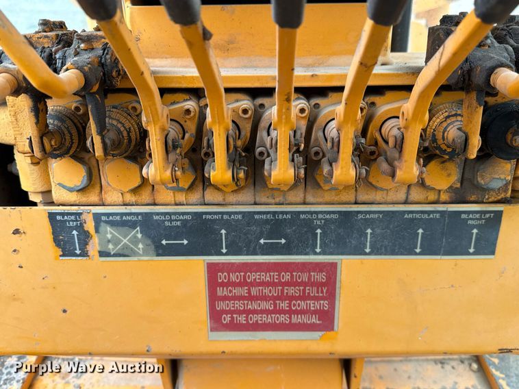 image for item EJ3320 2002 LeeBoy 685 motor grader