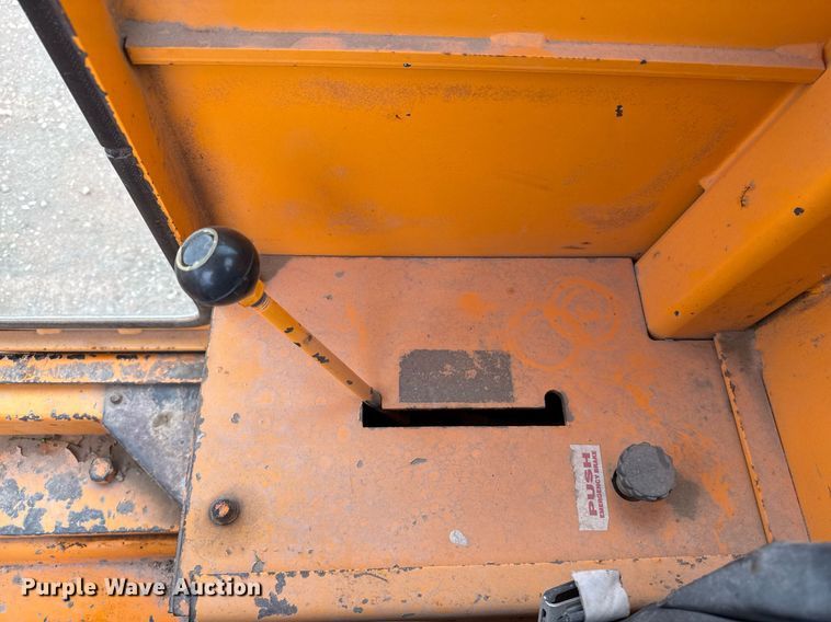 image for item EJ3320 2002 LeeBoy 685 motor grader