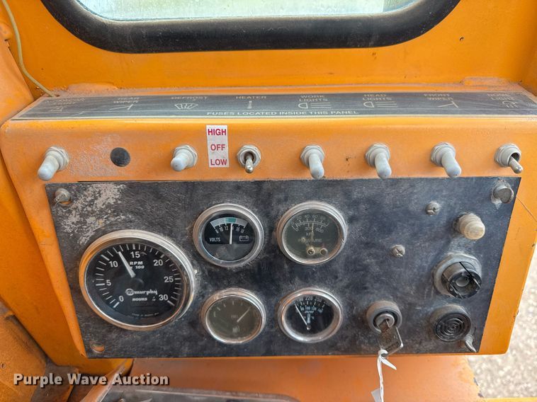 image for item EJ3320 2002 LeeBoy 685 motor grader