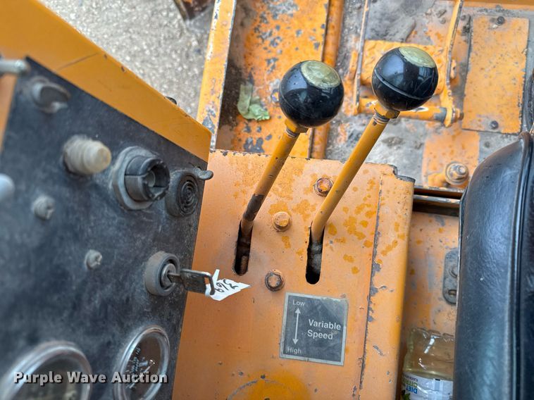 image for item EJ3320 2002 LeeBoy 685 motor grader