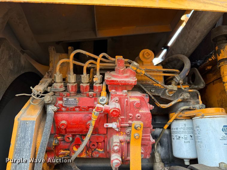 image for item EJ3320 2002 LeeBoy 685 motor grader