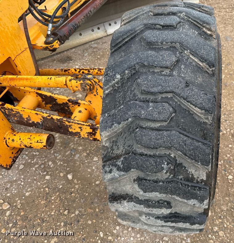 image for item EJ3320 2002 LeeBoy 685 motor grader