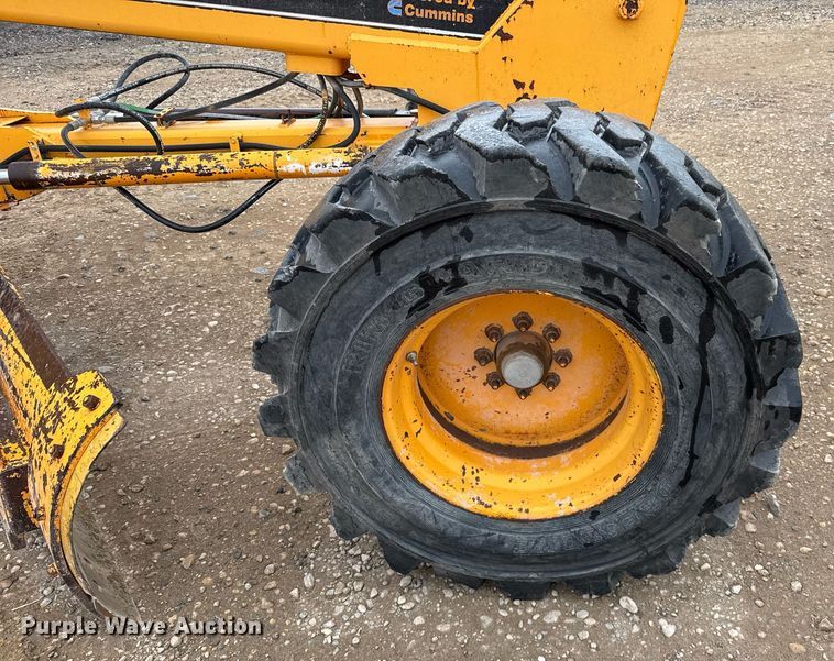 image for item EJ3320 2002 LeeBoy 685 motor grader