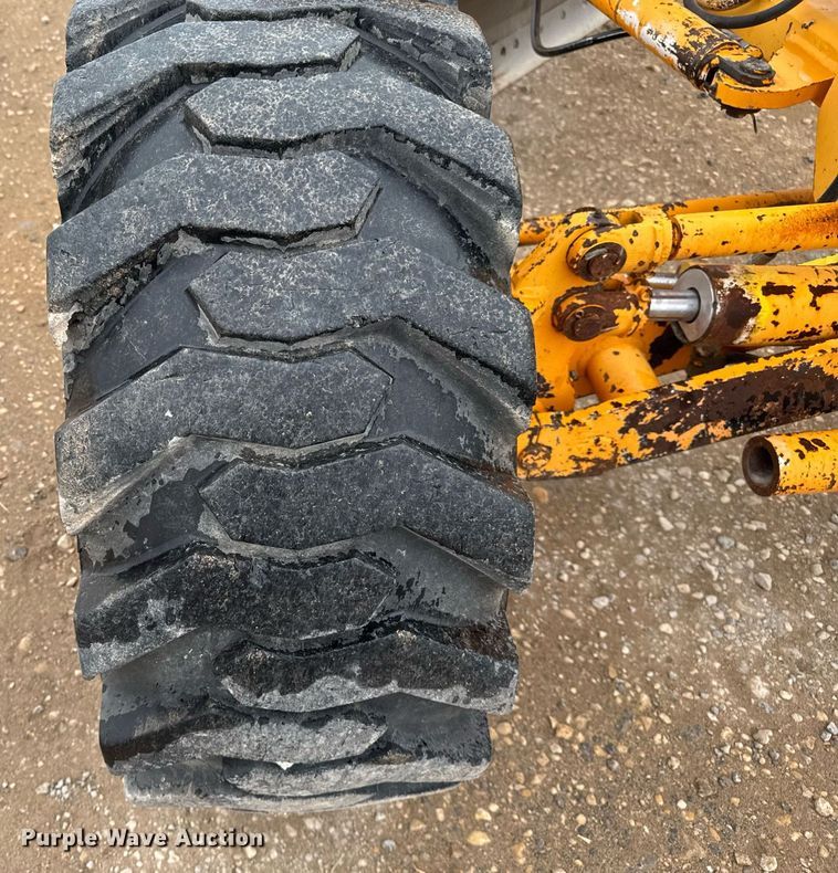 image for item EJ3320 2002 LeeBoy 685 motor grader