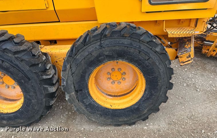 image for item EJ3320 2002 LeeBoy 685 motor grader