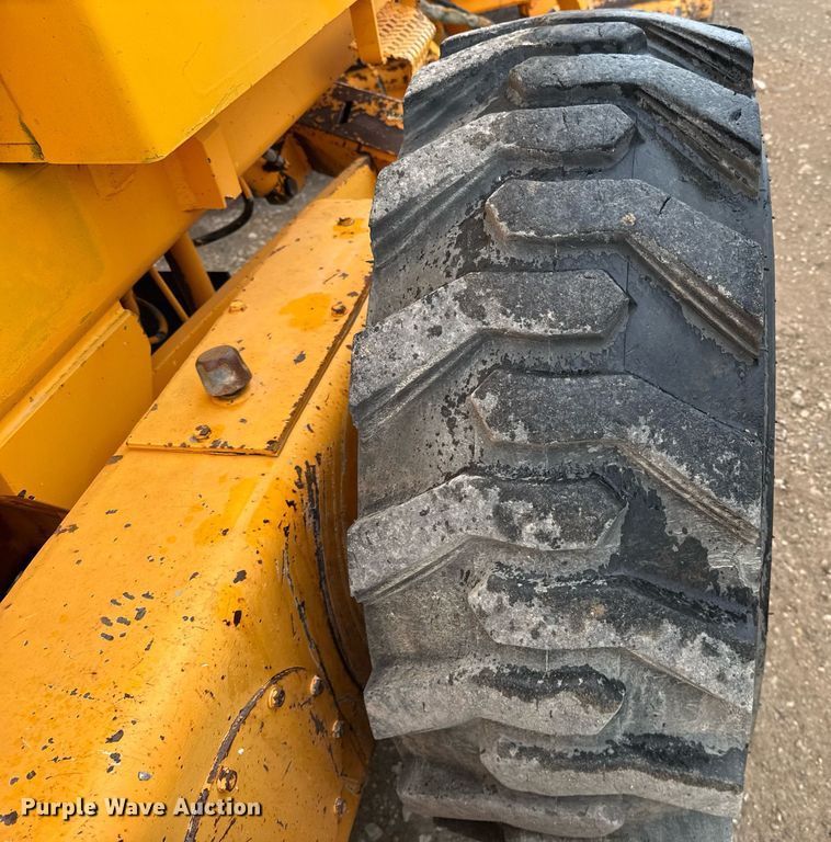 image for item EJ3320 2002 LeeBoy 685 motor grader