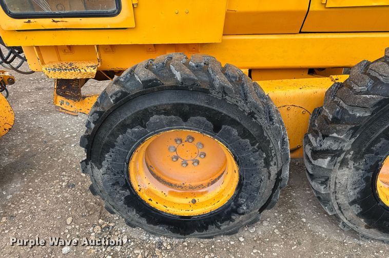 image for item EJ3320 2002 LeeBoy 685 motor grader