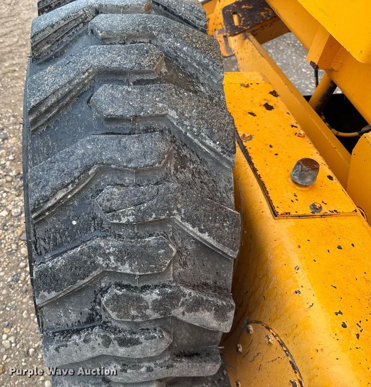 image for item EJ3320 2002 LeeBoy 685 motor grader