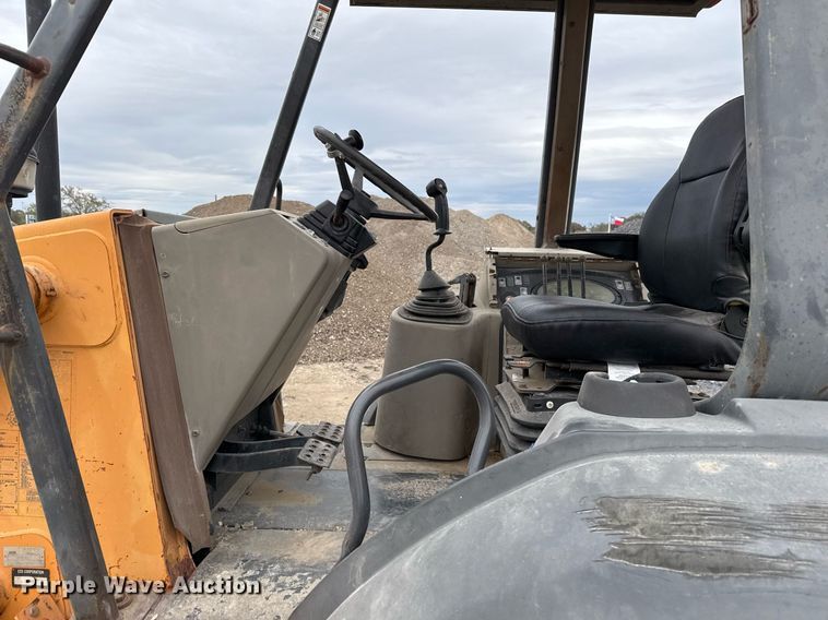 image for item EJ3323 2005 Case 570MXT industrial tractor