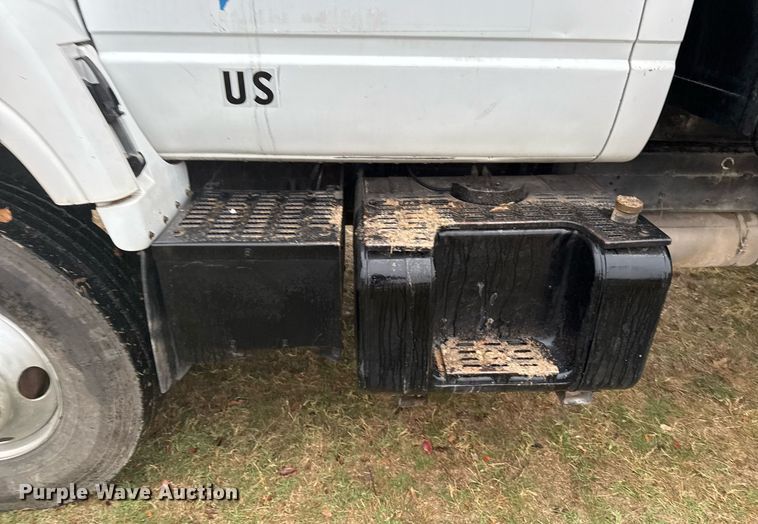 image for item EJ3326 2000 GMC C7500 dump truck