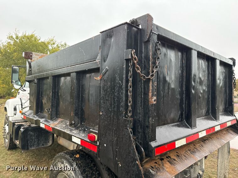 image for item EJ3326 2000 GMC C7500 dump truck