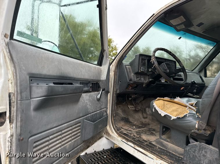 image for item EJ3326 2000 GMC C7500 dump truck