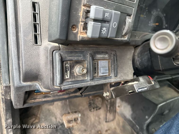 image for item EJ3326 2000 GMC C7500 dump truck