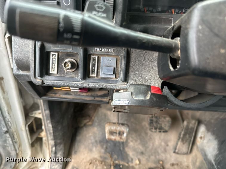 image for item EJ3326 2000 GMC C7500 dump truck