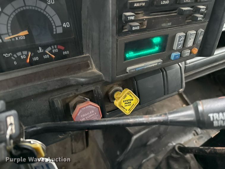 image for item EJ3326 2000 GMC C7500 dump truck