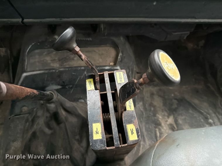 image for item EJ3326 2000 GMC C7500 dump truck