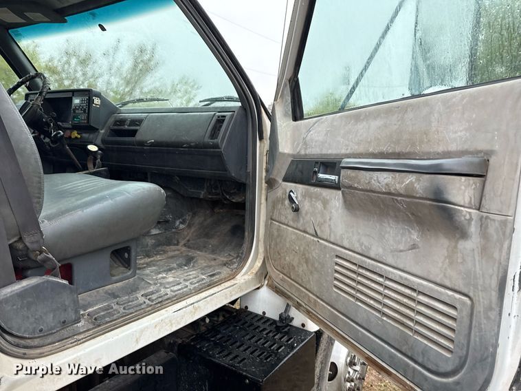 image for item EJ3326 2000 GMC C7500 dump truck