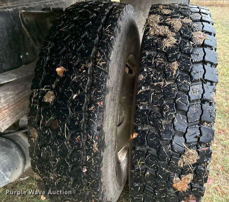 image for item EJ3326 2000 GMC C7500 dump truck