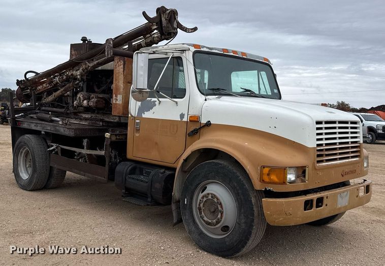 image for item EJ3333 1991 International 4700 pressure digger truck