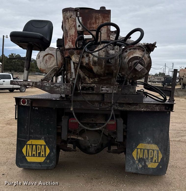 image for item EJ3333 1991 International 4700 pressure digger truck