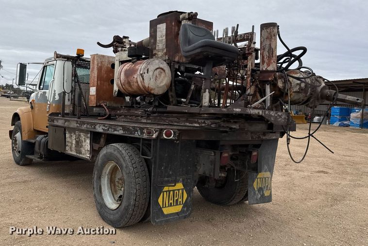 image for item EJ3333 1991 International 4700 pressure digger truck