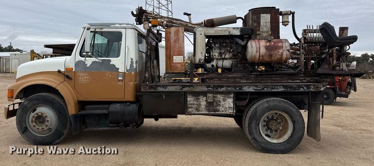 image for item EJ3333 1991 International 4700 pressure digger truck