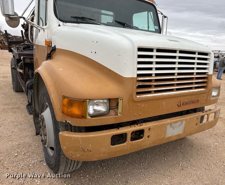 image for item EJ3333 1991 International 4700 pressure digger truck