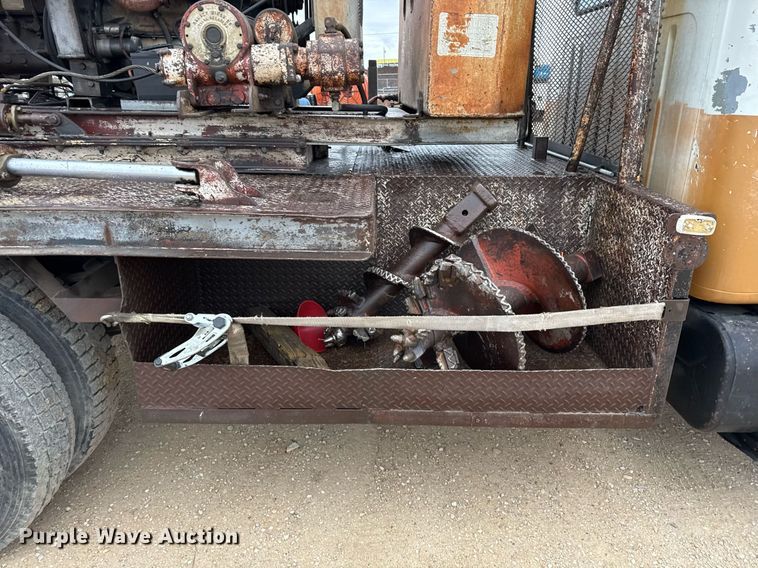 image for item EJ3333 1991 International 4700 pressure digger truck