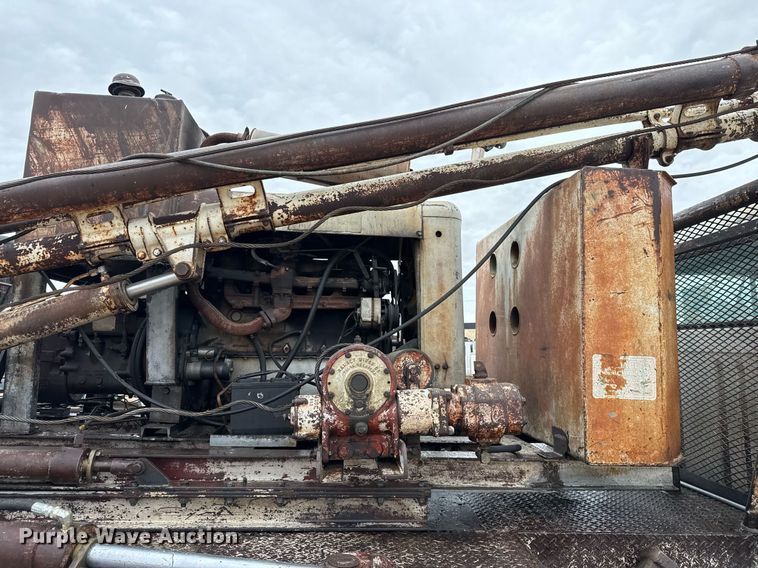 image for item EJ3333 1991 International 4700 pressure digger truck