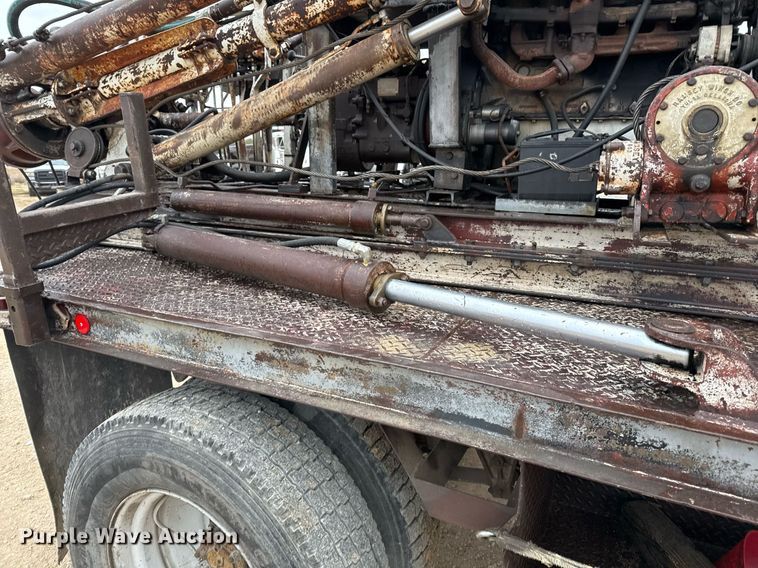 image for item EJ3333 1991 International 4700 pressure digger truck