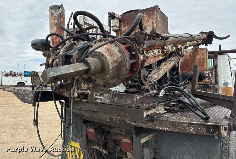 image for item EJ3333 1991 International 4700 pressure digger truck