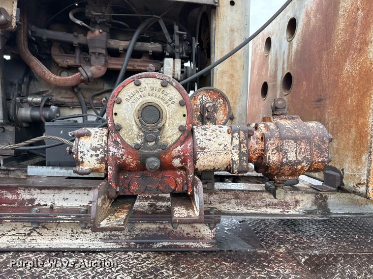 image for item EJ3333 1991 International 4700 pressure digger truck