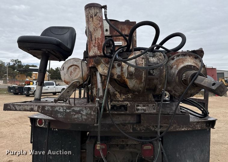 image for item EJ3333 1991 International 4700 pressure digger truck