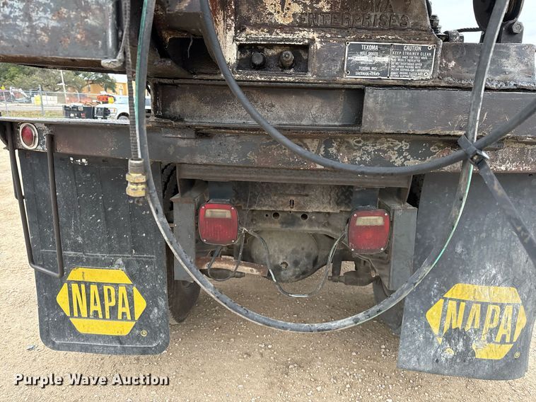 image for item EJ3333 1991 International 4700 pressure digger truck