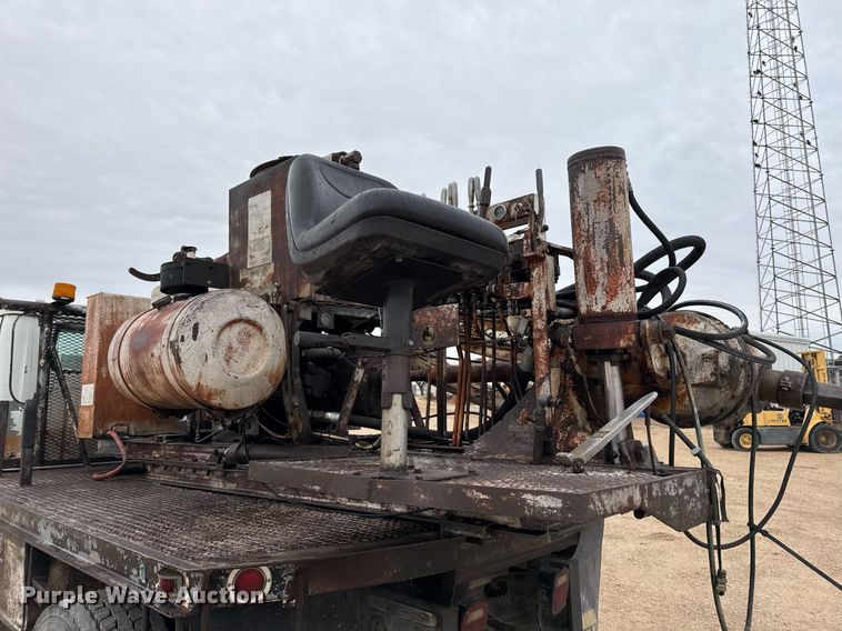 image for item EJ3333 1991 International 4700 pressure digger truck