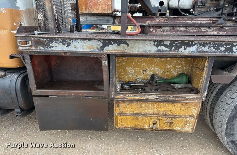 image for item EJ3333 1991 International 4700 pressure digger truck