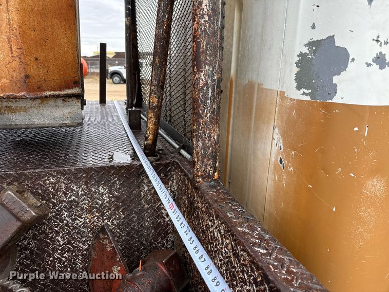 image for item EJ3333 1991 International 4700 pressure digger truck