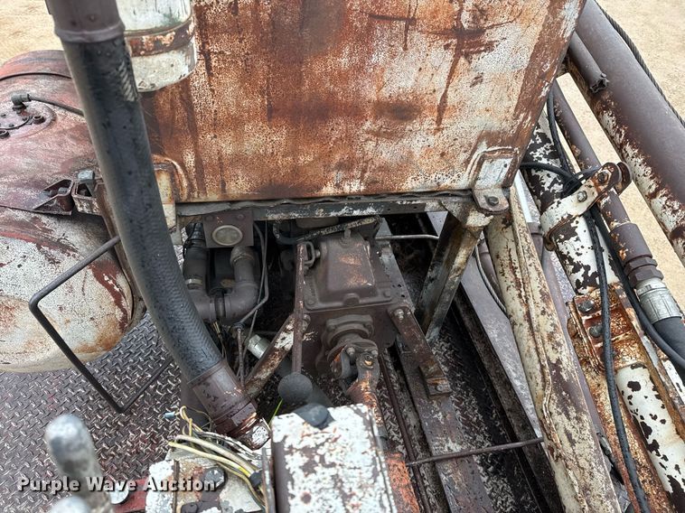 image for item EJ3333 1991 International 4700 pressure digger truck