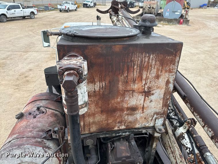 image for item EJ3333 1991 International 4700 pressure digger truck