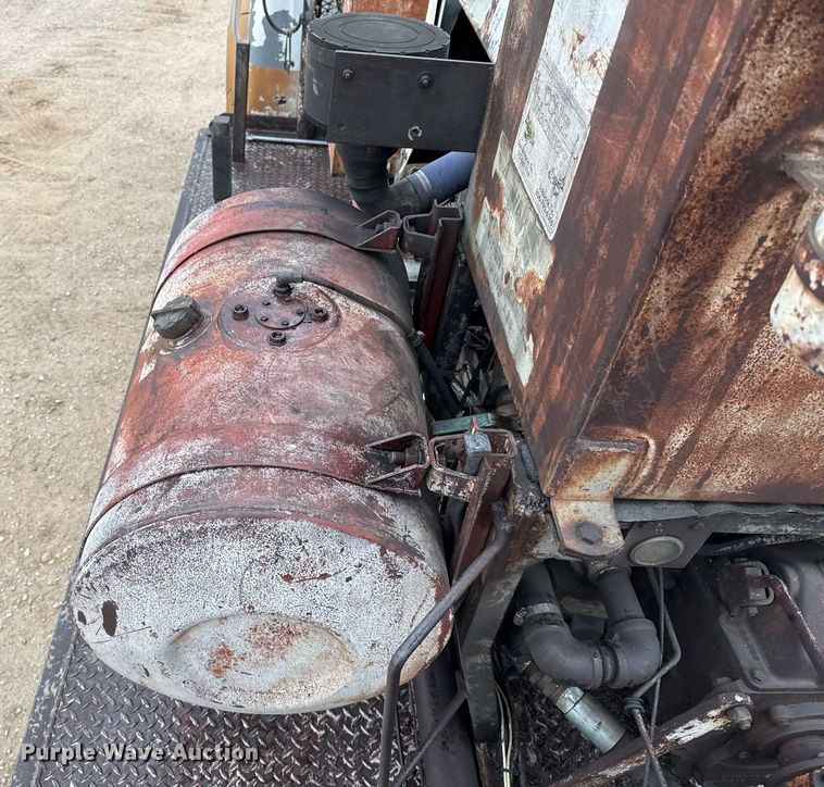 image for item EJ3333 1991 International 4700 pressure digger truck