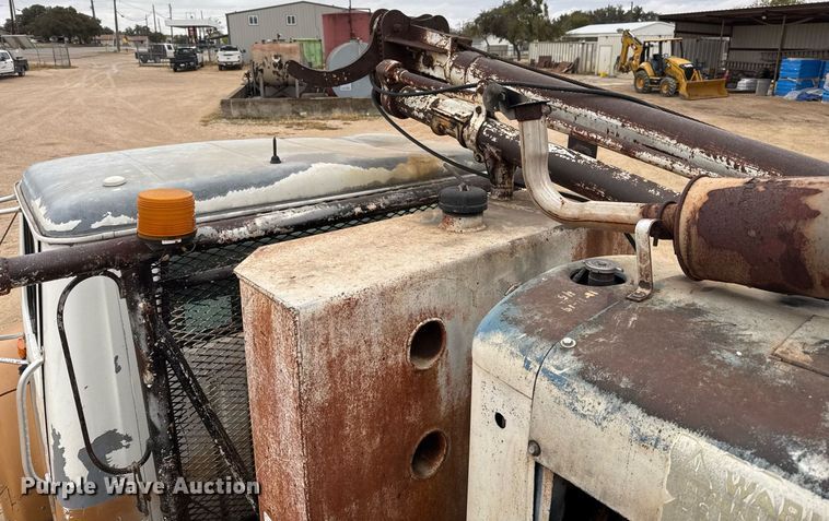 image for item EJ3333 1991 International 4700 pressure digger truck