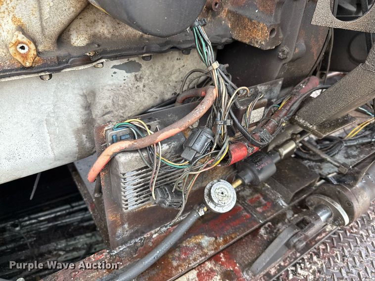 image for item EJ3333 1991 International 4700 pressure digger truck