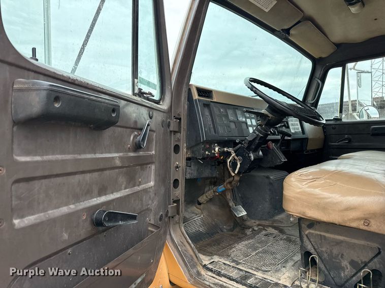 image for item EJ3333 1991 International 4700 pressure digger truck