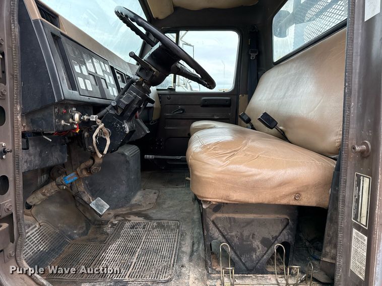 image for item EJ3333 1991 International 4700 pressure digger truck