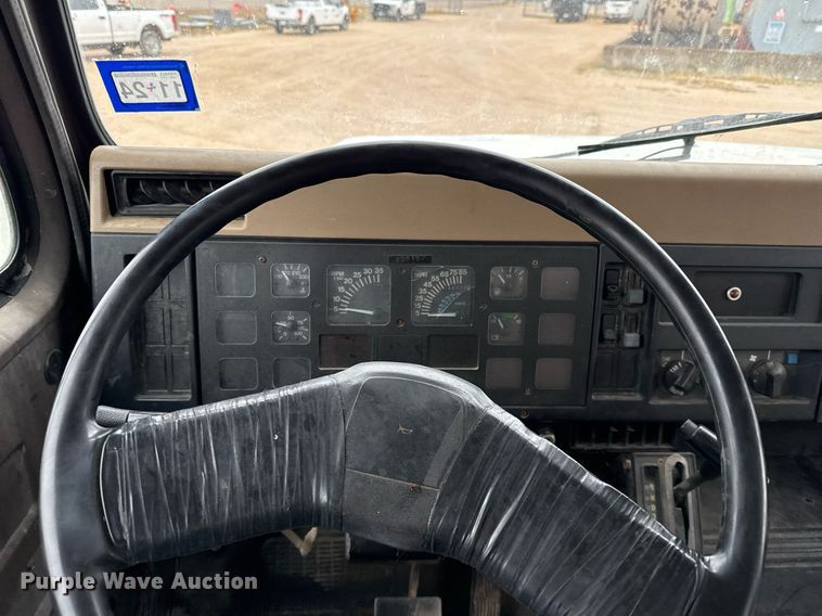 image for item EJ3333 1991 International 4700 pressure digger truck