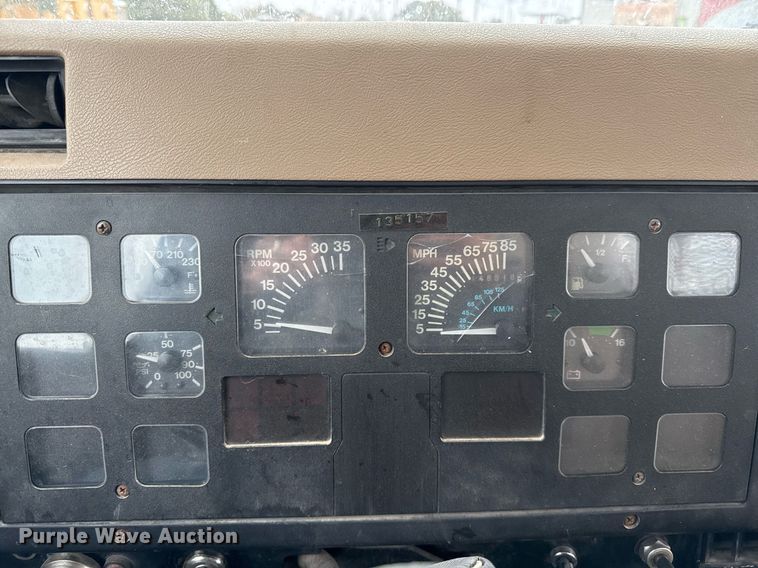 image for item EJ3333 1991 International 4700 pressure digger truck